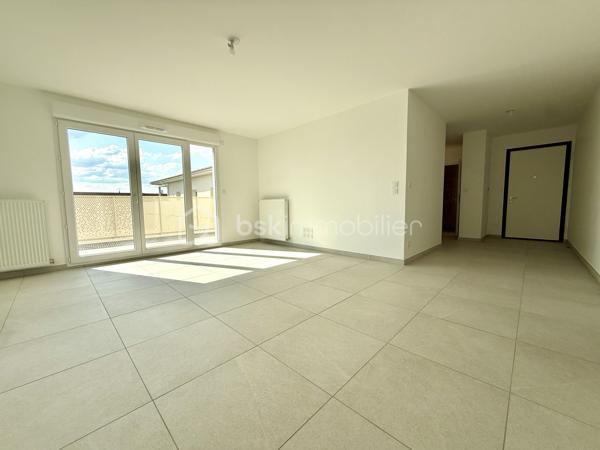 BAYARD IMMOBILIER vous invite à découvrir ce superbe appartement T4 neuf de 87,4 m² avec terrasse, situé au 3ème et dernier étage, à proximité des commerces, écoles et transports.   

Il se compose d’une belle pièce de vie lumineuse s’ouvrant sur une terrasse de 12,8 m², sans vis-à-vis et au calme.
Le coin nuit dispose de 3 chambres dont une suite parentale avec salle d'eau privative, d'une salle de bains moderne, d'une buanderie et d'un toilette indépendant avec lave-mains.  

Un garage boxé en sous-sol est disponible en sus du prix.  

Les + : Emplacement idéal à proximité des commerces, transports et écoles, confort moderne et prestations de qualité, très bon diagnostic de performance énergétique, livraison immédiate, frais de notaire réduits, visiophone, local vélos…

D'autres lots disponibles, consultez-nous pour plus d'informations !