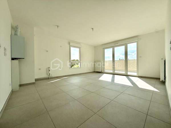 BAYARD IMMOBILIER vous invite à découvrir ce superbe appartement T4 neuf de 87,4 m² avec terrasse, situé au 3ème et dernier étage, à proximité des commerces, écoles et transports.   

Il se compose d’une belle pièce de vie lumineuse s’ouvrant sur une terrasse de 12,8 m², sans vis-à-vis et au calme.
Le coin nuit dispose de 3 chambres dont une suite parentale avec salle d'eau privative, d'une salle de bains moderne, d'une buanderie et d'un toilette indépendant avec lave-mains.  

Un garage boxé en sous-sol est disponible en sus du prix.  

Les + : Emplacement idéal à proximité des commerces, transports et écoles, confort moderne et prestations de qualité, très bon diagnostic de performance énergétique, livraison immédiate, frais de notaire réduits, visiophone, local vélos…

D'autres lots disponibles, consultez-nous pour plus d'informations !