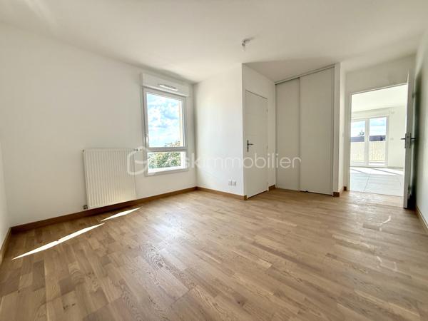 BAYARD IMMOBILIER vous invite à découvrir ce superbe appartement T4 neuf de 87,4 m² avec terrasse, situé au 3ème et dernier étage, à proximité des commerces, écoles et transports.   

Il se compose d’une belle pièce de vie lumineuse s’ouvrant sur une terrasse de 12,8 m², sans vis-à-vis et au calme.
Le coin nuit dispose de 3 chambres dont une suite parentale avec salle d'eau privative, d'une salle de bains moderne, d'une buanderie et d'un toilette indépendant avec lave-mains.  

Un garage boxé en sous-sol est disponible en sus du prix.  

Les + : Emplacement idéal à proximité des commerces, transports et écoles, confort moderne et prestations de qualité, très bon diagnostic de performance énergétique, livraison immédiate, frais de notaire réduits, visiophone, local vélos…

D'autres lots disponibles, consultez-nous pour plus d'informations !
