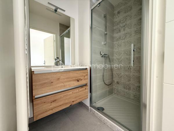 BAYARD IMMOBILIER vous invite à découvrir ce superbe appartement T4 neuf de 87,4 m² avec terrasse, situé au 3ème et dernier étage, à proximité des commerces, écoles et transports.   

Il se compose d’une belle pièce de vie lumineuse s’ouvrant sur une terrasse de 12,8 m², sans vis-à-vis et au calme.
Le coin nuit dispose de 3 chambres dont une suite parentale avec salle d'eau privative, d'une salle de bains moderne, d'une buanderie et d'un toilette indépendant avec lave-mains.  

Un garage boxé en sous-sol est disponible en sus du prix.  

Les + : Emplacement idéal à proximité des commerces, transports et écoles, confort moderne et prestations de qualité, très bon diagnostic de performance énergétique, livraison immédiate, frais de notaire réduits, visiophone, local vélos…

D'autres lots disponibles, consultez-nous pour plus d'informations !
