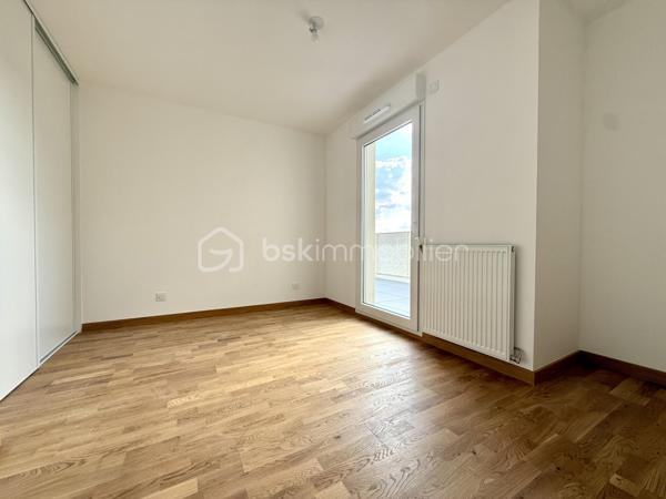 BAYARD IMMOBILIER vous invite à découvrir ce superbe appartement T4 neuf de 87,4 m² avec terrasse, situé au 3ème et dernier étage, à proximité des commerces, écoles et transports.   

Il se compose d’une belle pièce de vie lumineuse s’ouvrant sur une terrasse de 12,8 m², sans vis-à-vis et au calme.
Le coin nuit dispose de 3 chambres dont une suite parentale avec salle d'eau privative, d'une salle de bains moderne, d'une buanderie et d'un toilette indépendant avec lave-mains.  

Un garage boxé en sous-sol est disponible en sus du prix.  

Les + : Emplacement idéal à proximité des commerces, transports et écoles, confort moderne et prestations de qualité, très bon diagnostic de performance énergétique, livraison immédiate, frais de notaire réduits, visiophone, local vélos…

D'autres lots disponibles, consultez-nous pour plus d'informations !