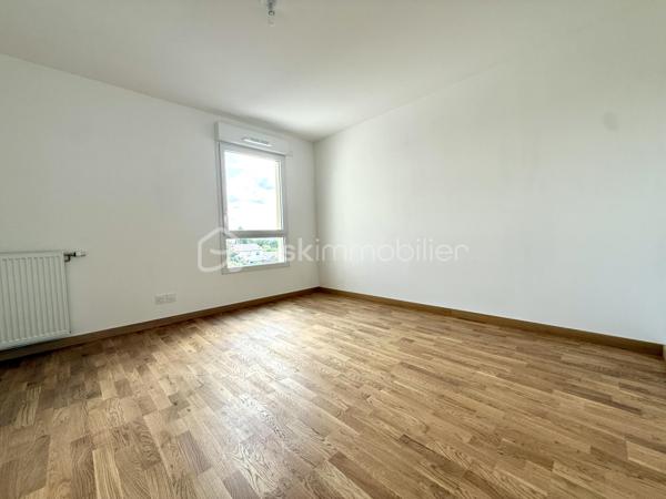 BAYARD IMMOBILIER vous invite à découvrir ce superbe appartement T4 neuf de 87,4 m² avec terrasse, situé au 3ème et dernier étage, à proximité des commerces, écoles et transports.   

Il se compose d’une belle pièce de vie lumineuse s’ouvrant sur une terrasse de 12,8 m², sans vis-à-vis et au calme.
Le coin nuit dispose de 3 chambres dont une suite parentale avec salle d'eau privative, d'une salle de bains moderne, d'une buanderie et d'un toilette indépendant avec lave-mains.  

Un garage boxé en sous-sol est disponible en sus du prix.  

Les + : Emplacement idéal à proximité des commerces, transports et écoles, confort moderne et prestations de qualité, très bon diagnostic de performance énergétique, livraison immédiate, frais de notaire réduits, visiophone, local vélos…

D'autres lots disponibles, consultez-nous pour plus d'informations !