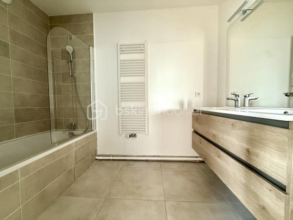 BAYARD IMMOBILIER vous invite à découvrir ce superbe appartement T4 neuf de 87,4 m² avec terrasse, situé au 3ème et dernier étage, à proximité des commerces, écoles et transports.   

Il se compose d’une belle pièce de vie lumineuse s’ouvrant sur une terrasse de 12,8 m², sans vis-à-vis et au calme.
Le coin nuit dispose de 3 chambres dont une suite parentale avec salle d'eau privative, d'une salle de bains moderne, d'une buanderie et d'un toilette indépendant avec lave-mains.  

Un garage boxé en sous-sol est disponible en sus du prix.  

Les + : Emplacement idéal à proximité des commerces, transports et écoles, confort moderne et prestations de qualité, très bon diagnostic de performance énergétique, livraison immédiate, frais de notaire réduits, visiophone, local vélos…

D'autres lots disponibles, consultez-nous pour plus d'informations !