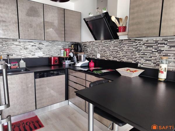 BEL APPARTEMENT MODERNE ET FONCTIONNEL EN REZ DE JARDIN T3 de 53 m² avec son jardin terrasse de 120m²