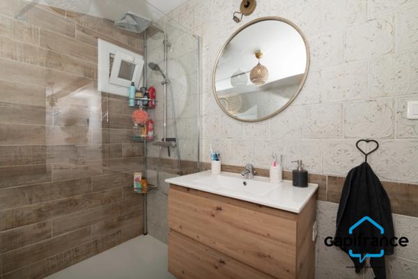 Ollioules: Villa de caractére rénovée de 175m2 sur 726 m2 au calme, 2 appartements T4 de 105 2 et un T2/3 de 70m2 village à pied