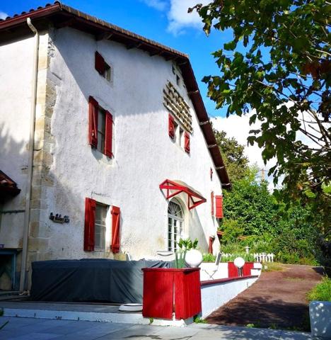 À vendre - Maison ancienne, 16 pièces située à Salies-de-Béarn (64270)
