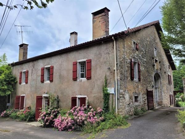 À vendre - Maison ancienne, 16 pièces située à Salies-de-Béarn (64270)