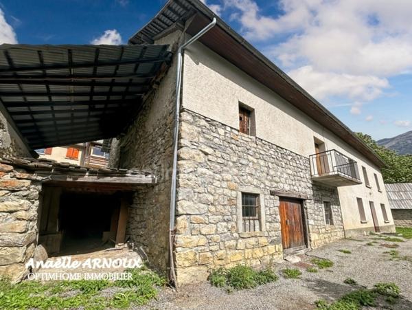 Maison et grange authentique en pierre à rénover