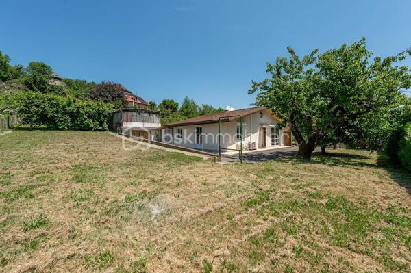 Nouvelle exclusivité de votre conseiller local BSK IMMOBILIER ! 

Située sur la commune de VAULX (74150), en plein cœur du hameau prisé de Mornaz, venez découvrir cette maison individuelle de plain-pied avec de nombreuses dépendances.

La maison, construite dans les années 1970 sur un joli terrain d’environ 1600 m², offre les caractéristiques suivantes :

- 78 m² de surface intérieure comprenant : 
- Une cuisine indépendante,
- Un espace séjour / salle à manger,
- 3 chambres,
- Une salle de bains et un WC indépendant,
- Un espace véranda.

En annexe :

- 2 grands garages,
- Un atelier,
- Une cave terre battue.  

Concernant les points techniques de la maison :

- Chauffage assuré par un système de pompe à chaleur air / air réversible,
- Menuiseries double vitrage PVC ou aluminium,
- Assainissement individuel.

Cette maison d’époque, par son emplacement et ses possibilités d’aménagement / développement, ravira les personnes en recherche d’une maison évolutive et située dans un environnement paisible et champêtre. 

A votre disposition afin d’échanger sur ce bien et d’organiser une visite.