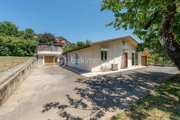 Nouvelle exclusivité de votre conseiller local BSK IMMOBILIER ! 

Située sur la commune de VAULX (74150), en plein cœur du hameau prisé de Mornaz, venez découvrir cette maison individuelle de plain-pied avec de nombreuses dépendances.

La maison, construite dans les années 1970 sur un joli terrain d’environ 1600 m², offre les caractéristiques suivantes :

- 78 m² de surface intérieure comprenant : 
- Une cuisine indépendante,
- Un espace séjour / salle à manger,
- 3 chambres,
- Une salle de bains et un WC indépendant,
- Un espace véranda.

En annexe :

- 2 grands garages,
- Un atelier,
- Une cave terre battue.  

Concernant les points techniques de la maison :

- Chauffage assuré par un système de pompe à chaleur air / air réversible,
- Menuiseries double vitrage PVC ou aluminium,
- Assainissement individuel.

Cette maison d’époque, par son emplacement et ses possibilités d’aménagement / développement, ravira les personnes en recherche d’une maison évolutive et située dans un environnement paisible et champêtre. 

A votre disposition afin d’échanger sur ce bien et d’organiser une visite.