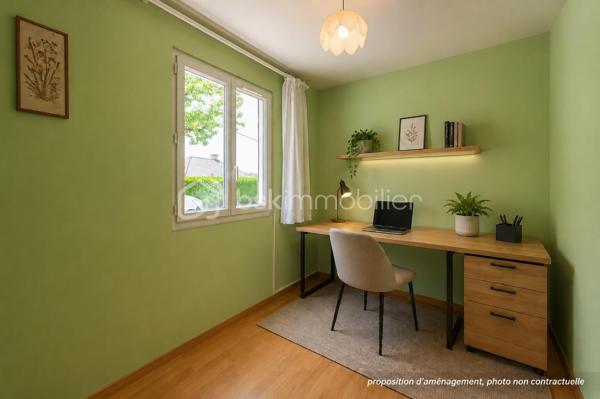Nouvelle exclusivité de votre conseiller local BSK IMMOBILIER ! 

Située sur la commune de VAULX (74150), en plein cœur du hameau prisé de Mornaz, venez découvrir cette maison individuelle de plain-pied avec de nombreuses dépendances.

La maison, construite dans les années 1970 sur un joli terrain d’environ 1600 m², offre les caractéristiques suivantes :

- 78 m² de surface intérieure comprenant : 
- Une cuisine indépendante,
- Un espace séjour / salle à manger,
- 3 chambres,
- Une salle de bains et un WC indépendant,
- Un espace véranda.

En annexe :

- 2 grands garages,
- Un atelier,
- Une cave terre battue.  

Concernant les points techniques de la maison :

- Chauffage assuré par un système de pompe à chaleur air / air réversible,
- Menuiseries double vitrage PVC ou aluminium,
- Assainissement individuel.

Cette maison d’époque, par son emplacement et ses possibilités d’aménagement / développement, ravira les personnes en recherche d’une maison évolutive et située dans un environnement paisible et champêtre. 

A votre disposition afin d’échanger sur ce bien et d’organiser une visite.