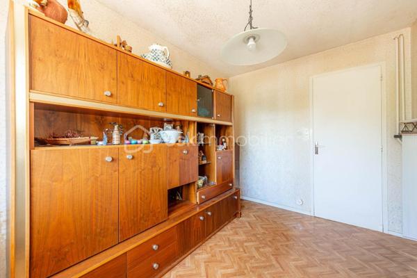 Nouvelle exclusivité de votre conseiller local BSK IMMOBILIER ! 

Située sur la commune de VAULX (74150), en plein cœur du hameau prisé de Mornaz, venez découvrir cette maison individuelle de plain-pied avec de nombreuses dépendances.

La maison, construite dans les années 1970 sur un joli terrain d’environ 1600 m², offre les caractéristiques suivantes :

- 78 m² de surface intérieure comprenant : 
- Une cuisine indépendante,
- Un espace séjour / salle à manger,
- 3 chambres,
- Une salle de bains et un WC indépendant,
- Un espace véranda.

En annexe :

- 2 grands garages,
- Un atelier,
- Une cave terre battue.  

Concernant les points techniques de la maison :

- Chauffage assuré par un système de pompe à chaleur air / air réversible,
- Menuiseries double vitrage PVC ou aluminium,
- Assainissement individuel.

Cette maison d’époque, par son emplacement et ses possibilités d’aménagement / développement, ravira les personnes en recherche d’une maison évolutive et située dans un environnement paisible et champêtre. 

A votre disposition afin d’échanger sur ce bien et d’organiser une visite.
