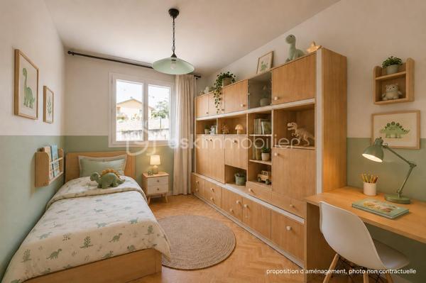 Nouvelle exclusivité de votre conseiller local BSK IMMOBILIER ! 

Située sur la commune de VAULX (74150), en plein cœur du hameau prisé de Mornaz, venez découvrir cette maison individuelle de plain-pied avec de nombreuses dépendances.

La maison, construite dans les années 1970 sur un joli terrain d’environ 1600 m², offre les caractéristiques suivantes :

- 78 m² de surface intérieure comprenant : 
- Une cuisine indépendante,
- Un espace séjour / salle à manger,
- 3 chambres,
- Une salle de bains et un WC indépendant,
- Un espace véranda.

En annexe :

- 2 grands garages,
- Un atelier,
- Une cave terre battue.  

Concernant les points techniques de la maison :

- Chauffage assuré par un système de pompe à chaleur air / air réversible,
- Menuiseries double vitrage PVC ou aluminium,
- Assainissement individuel.

Cette maison d’époque, par son emplacement et ses possibilités d’aménagement / développement, ravira les personnes en recherche d’une maison évolutive et située dans un environnement paisible et champêtre. 

A votre disposition afin d’échanger sur ce bien et d’organiser une visite.