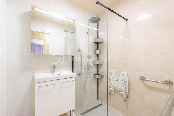 Nouvelle exclusivité de votre conseiller local BSK IMMOBILIER ! 

Située sur la commune de VAULX (74150), en plein cœur du hameau prisé de Mornaz, venez découvrir cette maison individuelle de plain-pied avec de nombreuses dépendances.

La maison, construite dans les années 1970 sur un joli terrain d’environ 1600 m², offre les caractéristiques suivantes :

- 78 m² de surface intérieure comprenant : 
- Une cuisine indépendante,
- Un espace séjour / salle à manger,
- 3 chambres,
- Une salle de bains et un WC indépendant,
- Un espace véranda.

En annexe :

- 2 grands garages,
- Un atelier,
- Une cave terre battue.  

Concernant les points techniques de la maison :

- Chauffage assuré par un système de pompe à chaleur air / air réversible,
- Menuiseries double vitrage PVC ou aluminium,
- Assainissement individuel.

Cette maison d’époque, par son emplacement et ses possibilités d’aménagement / développement, ravira les personnes en recherche d’une maison évolutive et située dans un environnement paisible et champêtre. 

A votre disposition afin d’échanger sur ce bien et d’organiser une visite.