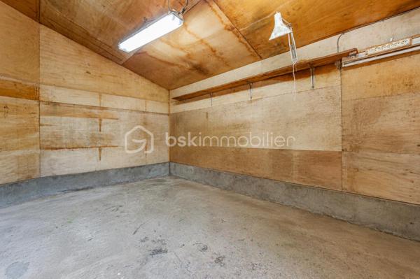 Nouvelle exclusivité de votre conseiller local BSK IMMOBILIER ! 

Située sur la commune de VAULX (74150), en plein cœur du hameau prisé de Mornaz, venez découvrir cette maison individuelle de plain-pied avec de nombreuses dépendances.

La maison, construite dans les années 1970 sur un joli terrain d’environ 1600 m², offre les caractéristiques suivantes :

- 78 m² de surface intérieure comprenant : 
- Une cuisine indépendante,
- Un espace séjour / salle à manger,
- 3 chambres,
- Une salle de bains et un WC indépendant,
- Un espace véranda.

En annexe :

- 2 grands garages,
- Un atelier,
- Une cave terre battue.  

Concernant les points techniques de la maison :

- Chauffage assuré par un système de pompe à chaleur air / air réversible,
- Menuiseries double vitrage PVC ou aluminium,
- Assainissement individuel.

Cette maison d’époque, par son emplacement et ses possibilités d’aménagement / développement, ravira les personnes en recherche d’une maison évolutive et située dans un environnement paisible et champêtre. 

A votre disposition afin d’échanger sur ce bien et d’organiser une visite.