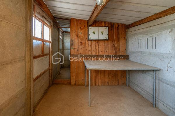 Nouvelle exclusivité de votre conseiller local BSK IMMOBILIER ! 

Située sur la commune de VAULX (74150), en plein cœur du hameau prisé de Mornaz, venez découvrir cette maison individuelle de plain-pied avec de nombreuses dépendances.

La maison, construite dans les années 1970 sur un joli terrain d’environ 1600 m², offre les caractéristiques suivantes :

- 78 m² de surface intérieure comprenant : 
- Une cuisine indépendante,
- Un espace séjour / salle à manger,
- 3 chambres,
- Une salle de bains et un WC indépendant,
- Un espace véranda.

En annexe :

- 2 grands garages,
- Un atelier,
- Une cave terre battue.  

Concernant les points techniques de la maison :

- Chauffage assuré par un système de pompe à chaleur air / air réversible,
- Menuiseries double vitrage PVC ou aluminium,
- Assainissement individuel.

Cette maison d’époque, par son emplacement et ses possibilités d’aménagement / développement, ravira les personnes en recherche d’une maison évolutive et située dans un environnement paisible et champêtre. 

A votre disposition afin d’échanger sur ce bien et d’organiser une visite.