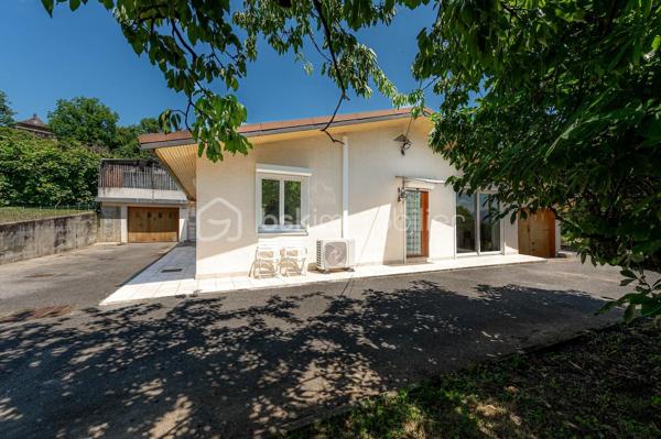Nouvelle exclusivité de votre conseiller local BSK IMMOBILIER ! 

Située sur la commune de VAULX (74150), en plein cœur du hameau prisé de Mornaz, venez découvrir cette maison individuelle de plain-pied avec de nombreuses dépendances.

La maison, construite dans les années 1970 sur un joli terrain d’environ 1600 m², offre les caractéristiques suivantes :

- 78 m² de surface intérieure comprenant : 
- Une cuisine indépendante,
- Un espace séjour / salle à manger,
- 3 chambres,
- Une salle de bains et un WC indépendant,
- Un espace véranda.

En annexe :

- 2 grands garages,
- Un atelier,
- Une cave terre battue.  

Concernant les points techniques de la maison :

- Chauffage assuré par un système de pompe à chaleur air / air réversible,
- Menuiseries double vitrage PVC ou aluminium,
- Assainissement individuel.

Cette maison d’époque, par son emplacement et ses possibilités d’aménagement / développement, ravira les personnes en recherche d’une maison évolutive et située dans un environnement paisible et champêtre. 

A votre disposition afin d’échanger sur ce bien et d’organiser une visite.