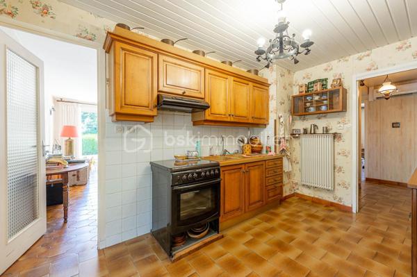 Nouvelle exclusivité de votre conseiller local BSK IMMOBILIER ! 

Située sur la commune de VAULX (74150), en plein cœur du hameau prisé de Mornaz, venez découvrir cette maison individuelle de plain-pied avec de nombreuses dépendances.

La maison, construite dans les années 1970 sur un joli terrain d’environ 1600 m², offre les caractéristiques suivantes :

- 78 m² de surface intérieure comprenant : 
- Une cuisine indépendante,
- Un espace séjour / salle à manger,
- 3 chambres,
- Une salle de bains et un WC indépendant,
- Un espace véranda.

En annexe :

- 2 grands garages,
- Un atelier,
- Une cave terre battue.  

Concernant les points techniques de la maison :

- Chauffage assuré par un système de pompe à chaleur air / air réversible,
- Menuiseries double vitrage PVC ou aluminium,
- Assainissement individuel.

Cette maison d’époque, par son emplacement et ses possibilités d’aménagement / développement, ravira les personnes en recherche d’une maison évolutive et située dans un environnement paisible et champêtre. 

A votre disposition afin d’échanger sur ce bien et d’organiser une visite.