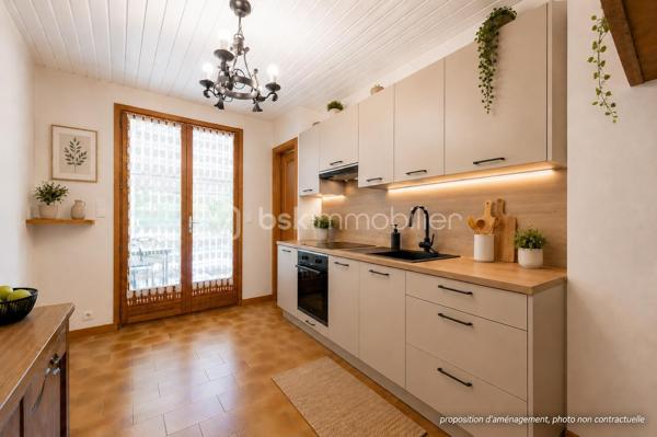 Nouvelle exclusivité de votre conseiller local BSK IMMOBILIER ! 

Située sur la commune de VAULX (74150), en plein cœur du hameau prisé de Mornaz, venez découvrir cette maison individuelle de plain-pied avec de nombreuses dépendances.

La maison, construite dans les années 1970 sur un joli terrain d’environ 1600 m², offre les caractéristiques suivantes :

- 78 m² de surface intérieure comprenant : 
- Une cuisine indépendante,
- Un espace séjour / salle à manger,
- 3 chambres,
- Une salle de bains et un WC indépendant,
- Un espace véranda.

En annexe :

- 2 grands garages,
- Un atelier,
- Une cave terre battue.  

Concernant les points techniques de la maison :

- Chauffage assuré par un système de pompe à chaleur air / air réversible,
- Menuiseries double vitrage PVC ou aluminium,
- Assainissement individuel.

Cette maison d’époque, par son emplacement et ses possibilités d’aménagement / développement, ravira les personnes en recherche d’une maison évolutive et située dans un environnement paisible et champêtre. 

A votre disposition afin d’échanger sur ce bien et d’organiser une visite.