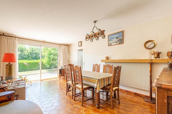 Nouvelle exclusivité de votre conseiller local BSK IMMOBILIER ! 

Située sur la commune de VAULX (74150), en plein cœur du hameau prisé de Mornaz, venez découvrir cette maison individuelle de plain-pied avec de nombreuses dépendances.

La maison, construite dans les années 1970 sur un joli terrain d’environ 1600 m², offre les caractéristiques suivantes :

- 78 m² de surface intérieure comprenant : 
- Une cuisine indépendante,
- Un espace séjour / salle à manger,
- 3 chambres,
- Une salle de bains et un WC indépendant,
- Un espace véranda.

En annexe :

- 2 grands garages,
- Un atelier,
- Une cave terre battue.  

Concernant les points techniques de la maison :

- Chauffage assuré par un système de pompe à chaleur air / air réversible,
- Menuiseries double vitrage PVC ou aluminium,
- Assainissement individuel.

Cette maison d’époque, par son emplacement et ses possibilités d’aménagement / développement, ravira les personnes en recherche d’une maison évolutive et située dans un environnement paisible et champêtre. 

A votre disposition afin d’échanger sur ce bien et d’organiser une visite.