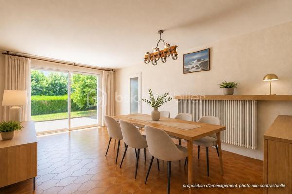 Nouvelle exclusivité de votre conseiller local BSK IMMOBILIER ! 

Située sur la commune de VAULX (74150), en plein cœur du hameau prisé de Mornaz, venez découvrir cette maison individuelle de plain-pied avec de nombreuses dépendances.

La maison, construite dans les années 1970 sur un joli terrain d’environ 1600 m², offre les caractéristiques suivantes :

- 78 m² de surface intérieure comprenant : 
- Une cuisine indépendante,
- Un espace séjour / salle à manger,
- 3 chambres,
- Une salle de bains et un WC indépendant,
- Un espace véranda.

En annexe :

- 2 grands garages,
- Un atelier,
- Une cave terre battue.  

Concernant les points techniques de la maison :

- Chauffage assuré par un système de pompe à chaleur air / air réversible,
- Menuiseries double vitrage PVC ou aluminium,
- Assainissement individuel.

Cette maison d’époque, par son emplacement et ses possibilités d’aménagement / développement, ravira les personnes en recherche d’une maison évolutive et située dans un environnement paisible et champêtre. 

A votre disposition afin d’échanger sur ce bien et d’organiser une visite.