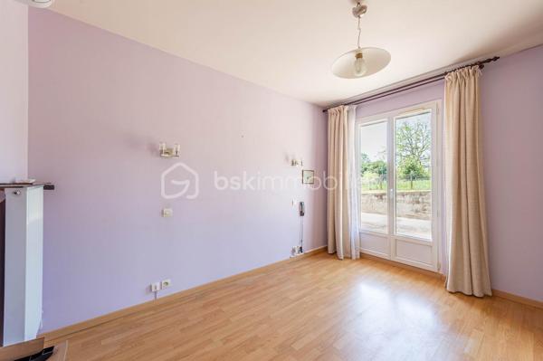 Nouvelle exclusivité de votre conseiller local BSK IMMOBILIER ! 

Située sur la commune de VAULX (74150), en plein cœur du hameau prisé de Mornaz, venez découvrir cette maison individuelle de plain-pied avec de nombreuses dépendances.

La maison, construite dans les années 1970 sur un joli terrain d’environ 1600 m², offre les caractéristiques suivantes :

- 78 m² de surface intérieure comprenant : 
- Une cuisine indépendante,
- Un espace séjour / salle à manger,
- 3 chambres,
- Une salle de bains et un WC indépendant,
- Un espace véranda.

En annexe :

- 2 grands garages,
- Un atelier,
- Une cave terre battue.  

Concernant les points techniques de la maison :

- Chauffage assuré par un système de pompe à chaleur air / air réversible,
- Menuiseries double vitrage PVC ou aluminium,
- Assainissement individuel.

Cette maison d’époque, par son emplacement et ses possibilités d’aménagement / développement, ravira les personnes en recherche d’une maison évolutive et située dans un environnement paisible et champêtre. 

A votre disposition afin d’échanger sur ce bien et d’organiser une visite.