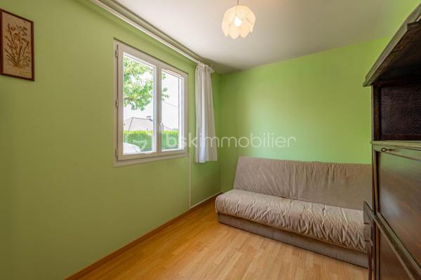 Nouvelle exclusivité de votre conseiller local BSK IMMOBILIER ! 

Située sur la commune de VAULX (74150), en plein cœur du hameau prisé de Mornaz, venez découvrir cette maison individuelle de plain-pied avec de nombreuses dépendances.

La maison, construite dans les années 1970 sur un joli terrain d’environ 1600 m², offre les caractéristiques suivantes :

- 78 m² de surface intérieure comprenant : 
- Une cuisine indépendante,
- Un espace séjour / salle à manger,
- 3 chambres,
- Une salle de bains et un WC indépendant,
- Un espace véranda.

En annexe :

- 2 grands garages,
- Un atelier,
- Une cave terre battue.  

Concernant les points techniques de la maison :

- Chauffage assuré par un système de pompe à chaleur air / air réversible,
- Menuiseries double vitrage PVC ou aluminium,
- Assainissement individuel.

Cette maison d’époque, par son emplacement et ses possibilités d’aménagement / développement, ravira les personnes en recherche d’une maison évolutive et située dans un environnement paisible et champêtre. 

A votre disposition afin d’échanger sur ce bien et d’organiser une visite.