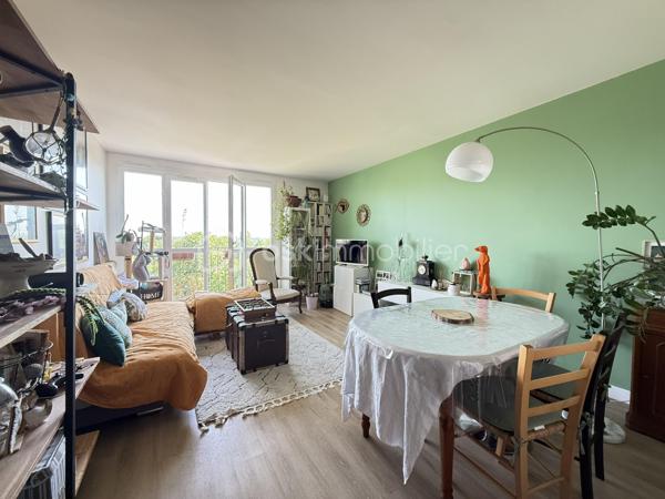 Dans une résidence CALME et VERDOYANTE, venez découvrir cet appartement de 71 m2 SPACIEUX et LUMINEUX.
Situé au 3eme étage d'un immeuble de 3 étages, ce bien se compose d'une entrée avec rangement, un salon SPACIEUX, une cuisine AMENAGEE, de deux chambres de 12m2, un coin BUANDERIE, un débarras, une SDB et WC séparé.

Une place de parking et une cave complète ce bien.

Les ++ :

RAPID MARKET à 1 mn à pied
Boulangerie et deux pizzeria à 5 mn
BAR TABAC et Relais Colis à 4 mn
Centre Médical à 5 mn 
Cinéma, un marché couvert TOUS LES VENDREDIS MATIN et une MICRO CRECHE à 5mn.
A 5mn à pied de l'école Elémentaire Edouard HERRIOT.
A 9 mn à pied de la Maternelle Paul LETOMBE.
A 5mn du Bus 114 qui dessert le RER A en 16mn et à 12 mn du RER E le Raincy Villemomble.
A 5 mn du PARC DES COTEAUX D'AVRON