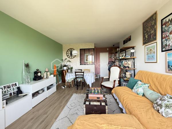 Dans une résidence CALME et VERDOYANTE, venez découvrir cet appartement de 71 m2 SPACIEUX et LUMINEUX.
Situé au 3eme étage d'un immeuble de 3 étages, ce bien se compose d'une entrée avec rangement, un salon SPACIEUX, une cuisine AMENAGEE, de deux chambres de 12m2, un coin BUANDERIE, un débarras, une SDB et WC séparé.

Une place de parking et une cave complète ce bien.

Les ++ :

RAPID MARKET à 1 mn à pied
Boulangerie et deux pizzeria à 5 mn
BAR TABAC et Relais Colis à 4 mn
Centre Médical à 5 mn 
Cinéma, un marché couvert TOUS LES VENDREDIS MATIN et une MICRO CRECHE à 5mn.
A 5mn à pied de l'école Elémentaire Edouard HERRIOT.
A 9 mn à pied de la Maternelle Paul LETOMBE.
A 5mn du Bus 114 qui dessert le RER A en 16mn et à 12 mn du RER E le Raincy Villemomble.
A 5 mn du PARC DES COTEAUX D'AVRON