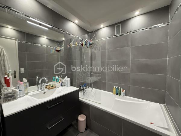 Dans une résidence CALME et VERDOYANTE, venez découvrir cet appartement de 71 m2 SPACIEUX et LUMINEUX.
Situé au 3eme étage d'un immeuble de 3 étages, ce bien se compose d'une entrée avec rangement, un salon SPACIEUX, une cuisine AMENAGEE, de deux chambres de 12m2, un coin BUANDERIE, un débarras, une SDB et WC séparé.

Une place de parking et une cave complète ce bien.

Les ++ :

RAPID MARKET à 1 mn à pied
Boulangerie et deux pizzeria à 5 mn
BAR TABAC et Relais Colis à 4 mn
Centre Médical à 5 mn 
Cinéma, un marché couvert TOUS LES VENDREDIS MATIN et une MICRO CRECHE à 5mn.
A 5mn à pied de l'école Elémentaire Edouard HERRIOT.
A 9 mn à pied de la Maternelle Paul LETOMBE.
A 5mn du Bus 114 qui dessert le RER A en 16mn et à 12 mn du RER E le Raincy Villemomble.
A 5 mn du PARC DES COTEAUX D'AVRON