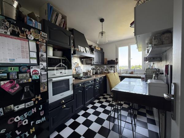 Dans une résidence CALME et VERDOYANTE, venez découvrir cet appartement de 71 m2 SPACIEUX et LUMINEUX.
Situé au 3eme étage d'un immeuble de 3 étages, ce bien se compose d'une entrée avec rangement, un salon SPACIEUX, une cuisine AMENAGEE, de deux chambres de 12m2, un coin BUANDERIE, un débarras, une SDB et WC séparé.

Une place de parking et une cave complète ce bien.

Les ++ :

RAPID MARKET à 1 mn à pied
Boulangerie et deux pizzeria à 5 mn
BAR TABAC et Relais Colis à 4 mn
Centre Médical à 5 mn 
Cinéma, un marché couvert TOUS LES VENDREDIS MATIN et une MICRO CRECHE à 5mn.
A 5mn à pied de l'école Elémentaire Edouard HERRIOT.
A 9 mn à pied de la Maternelle Paul LETOMBE.
A 5mn du Bus 114 qui dessert le RER A en 16mn et à 12 mn du RER E le Raincy Villemomble.
A 5 mn du PARC DES COTEAUX D'AVRON