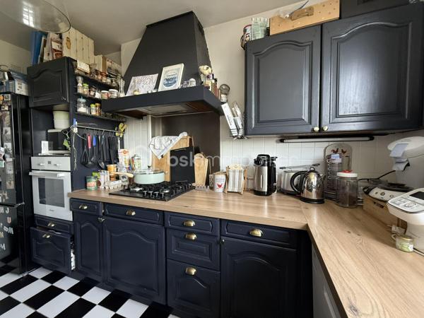 Dans une résidence CALME et VERDOYANTE, venez découvrir cet appartement de 71 m2 SPACIEUX et LUMINEUX.
Situé au 3eme étage d'un immeuble de 3 étages, ce bien se compose d'une entrée avec rangement, un salon SPACIEUX, une cuisine AMENAGEE, de deux chambres de 12m2, un coin BUANDERIE, un débarras, une SDB et WC séparé.

Une place de parking et une cave complète ce bien.

Les ++ :

RAPID MARKET à 1 mn à pied
Boulangerie et deux pizzeria à 5 mn
BAR TABAC et Relais Colis à 4 mn
Centre Médical à 5 mn 
Cinéma, un marché couvert TOUS LES VENDREDIS MATIN et une MICRO CRECHE à 5mn.
A 5mn à pied de l'école Elémentaire Edouard HERRIOT.
A 9 mn à pied de la Maternelle Paul LETOMBE.
A 5mn du Bus 114 qui dessert le RER A en 16mn et à 12 mn du RER E le Raincy Villemomble.
A 5 mn du PARC DES COTEAUX D'AVRON