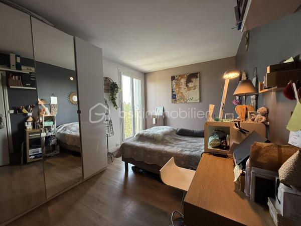 Dans une résidence CALME et VERDOYANTE, venez découvrir cet appartement de 71 m2 SPACIEUX et LUMINEUX.
Situé au 3eme étage d'un immeuble de 3 étages, ce bien se compose d'une entrée avec rangement, un salon SPACIEUX, une cuisine AMENAGEE, de deux chambres de 12m2, un coin BUANDERIE, un débarras, une SDB et WC séparé.

Une place de parking et une cave complète ce bien.

Les ++ :

RAPID MARKET à 1 mn à pied
Boulangerie et deux pizzeria à 5 mn
BAR TABAC et Relais Colis à 4 mn
Centre Médical à 5 mn 
Cinéma, un marché couvert TOUS LES VENDREDIS MATIN et une MICRO CRECHE à 5mn.
A 5mn à pied de l'école Elémentaire Edouard HERRIOT.
A 9 mn à pied de la Maternelle Paul LETOMBE.
A 5mn du Bus 114 qui dessert le RER A en 16mn et à 12 mn du RER E le Raincy Villemomble.
A 5 mn du PARC DES COTEAUX D'AVRON