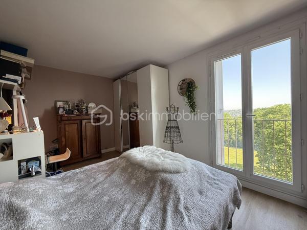 Dans une résidence CALME et VERDOYANTE, venez découvrir cet appartement de 71 m2 SPACIEUX et LUMINEUX.
Situé au 3eme étage d'un immeuble de 3 étages, ce bien se compose d'une entrée avec rangement, un salon SPACIEUX, une cuisine AMENAGEE, de deux chambres de 12m2, un coin BUANDERIE, un débarras, une SDB et WC séparé.

Une place de parking et une cave complète ce bien.

Les ++ :

RAPID MARKET à 1 mn à pied
Boulangerie et deux pizzeria à 5 mn
BAR TABAC et Relais Colis à 4 mn
Centre Médical à 5 mn 
Cinéma, un marché couvert TOUS LES VENDREDIS MATIN et une MICRO CRECHE à 5mn.
A 5mn à pied de l'école Elémentaire Edouard HERRIOT.
A 9 mn à pied de la Maternelle Paul LETOMBE.
A 5mn du Bus 114 qui dessert le RER A en 16mn et à 12 mn du RER E le Raincy Villemomble.
A 5 mn du PARC DES COTEAUX D'AVRON