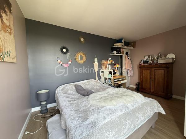 Dans une résidence CALME et VERDOYANTE, venez découvrir cet appartement de 71 m2 SPACIEUX et LUMINEUX.
Situé au 3eme étage d'un immeuble de 3 étages, ce bien se compose d'une entrée avec rangement, un salon SPACIEUX, une cuisine AMENAGEE, de deux chambres de 12m2, un coin BUANDERIE, un débarras, une SDB et WC séparé.

Une place de parking et une cave complète ce bien.

Les ++ :

RAPID MARKET à 1 mn à pied
Boulangerie et deux pizzeria à 5 mn
BAR TABAC et Relais Colis à 4 mn
Centre Médical à 5 mn 
Cinéma, un marché couvert TOUS LES VENDREDIS MATIN et une MICRO CRECHE à 5mn.
A 5mn à pied de l'école Elémentaire Edouard HERRIOT.
A 9 mn à pied de la Maternelle Paul LETOMBE.
A 5mn du Bus 114 qui dessert le RER A en 16mn et à 12 mn du RER E le Raincy Villemomble.
A 5 mn du PARC DES COTEAUX D'AVRON