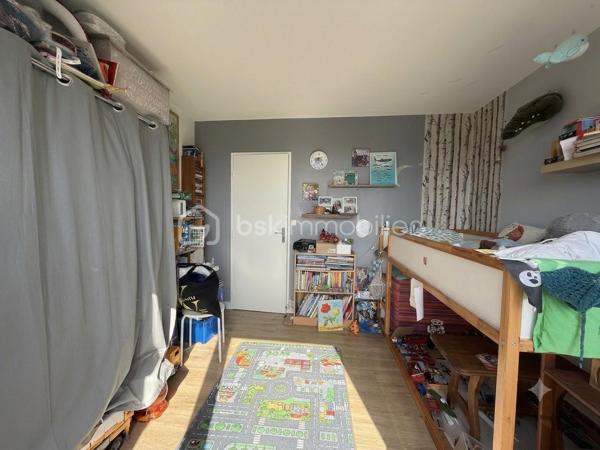 Dans une résidence CALME et VERDOYANTE, venez découvrir cet appartement de 71 m2 SPACIEUX et LUMINEUX.
Situé au 3eme étage d'un immeuble de 3 étages, ce bien se compose d'une entrée avec rangement, un salon SPACIEUX, une cuisine AMENAGEE, de deux chambres de 12m2, un coin BUANDERIE, un débarras, une SDB et WC séparé.

Une place de parking et une cave complète ce bien.

Les ++ :

RAPID MARKET à 1 mn à pied
Boulangerie et deux pizzeria à 5 mn
BAR TABAC et Relais Colis à 4 mn
Centre Médical à 5 mn 
Cinéma, un marché couvert TOUS LES VENDREDIS MATIN et une MICRO CRECHE à 5mn.
A 5mn à pied de l'école Elémentaire Edouard HERRIOT.
A 9 mn à pied de la Maternelle Paul LETOMBE.
A 5mn du Bus 114 qui dessert le RER A en 16mn et à 12 mn du RER E le Raincy Villemomble.
A 5 mn du PARC DES COTEAUX D'AVRON