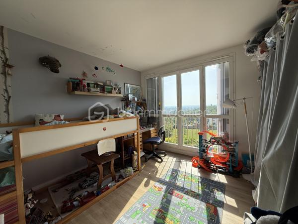 Dans une résidence CALME et VERDOYANTE, venez découvrir cet appartement de 71 m2 SPACIEUX et LUMINEUX.
Situé au 3eme étage d'un immeuble de 3 étages, ce bien se compose d'une entrée avec rangement, un salon SPACIEUX, une cuisine AMENAGEE, de deux chambres de 12m2, un coin BUANDERIE, un débarras, une SDB et WC séparé.

Une place de parking et une cave complète ce bien.

Les ++ :

RAPID MARKET à 1 mn à pied
Boulangerie et deux pizzeria à 5 mn
BAR TABAC et Relais Colis à 4 mn
Centre Médical à 5 mn 
Cinéma, un marché couvert TOUS LES VENDREDIS MATIN et une MICRO CRECHE à 5mn.
A 5mn à pied de l'école Elémentaire Edouard HERRIOT.
A 9 mn à pied de la Maternelle Paul LETOMBE.
A 5mn du Bus 114 qui dessert le RER A en 16mn et à 12 mn du RER E le Raincy Villemomble.
A 5 mn du PARC DES COTEAUX D'AVRON