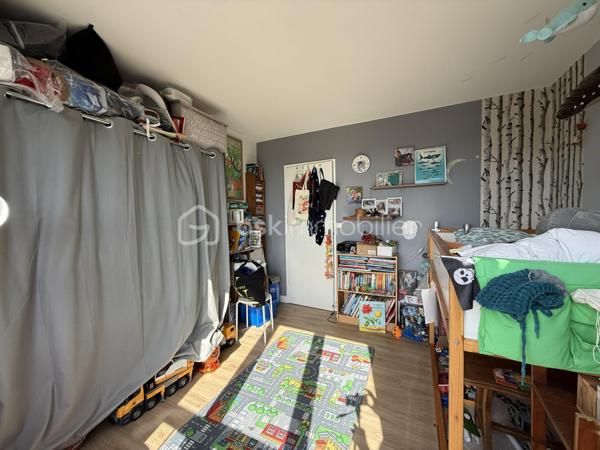 Dans une résidence CALME et VERDOYANTE, venez découvrir cet appartement de 71 m2 SPACIEUX et LUMINEUX.
Situé au 3eme étage d'un immeuble de 3 étages, ce bien se compose d'une entrée avec rangement, un salon SPACIEUX, une cuisine AMENAGEE, de deux chambres de 12m2, un coin BUANDERIE, un débarras, une SDB et WC séparé.

Une place de parking et une cave complète ce bien.

Les ++ :

RAPID MARKET à 1 mn à pied
Boulangerie et deux pizzeria à 5 mn
BAR TABAC et Relais Colis à 4 mn
Centre Médical à 5 mn 
Cinéma, un marché couvert TOUS LES VENDREDIS MATIN et une MICRO CRECHE à 5mn.
A 5mn à pied de l'école Elémentaire Edouard HERRIOT.
A 9 mn à pied de la Maternelle Paul LETOMBE.
A 5mn du Bus 114 qui dessert le RER A en 16mn et à 12 mn du RER E le Raincy Villemomble.
A 5 mn du PARC DES COTEAUX D'AVRON