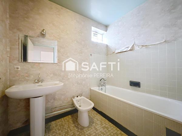 Appartement spacieux à rénover avec cave et box