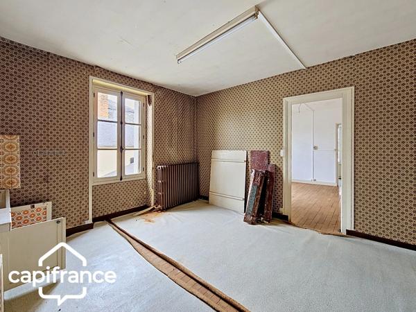 Thouars centre – Bien à rénover 210 m² avec 3 garages – Fort potentiel locatif