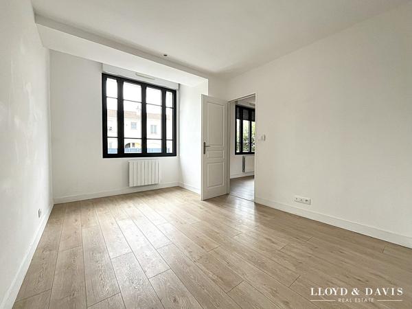 Echoppe double avec jardin, stationnements & dépendances