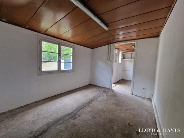Echoppe double avec jardin, stationnements & dépendances