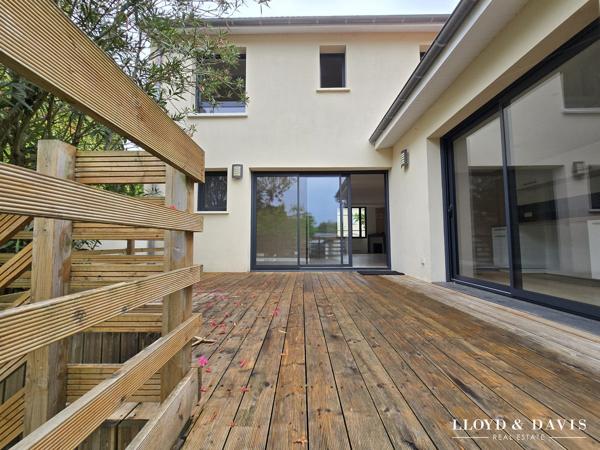 Echoppe double avec jardin, stationnements & dépendances