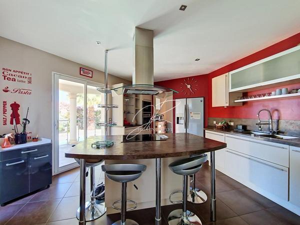 Maison 5P 143 m² 4 chambres double garage, piscine