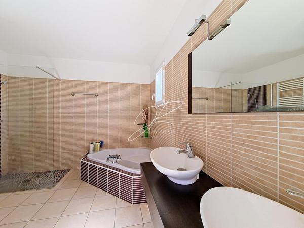 Maison 5P 143 m² 4 chambres double garage, piscine