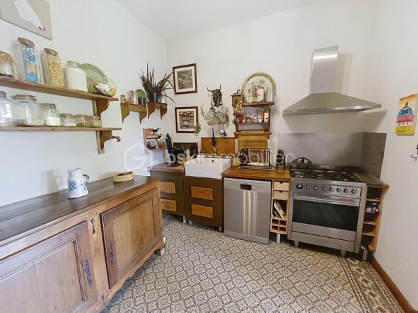 MAISON DE CARACTERE AVEC  JARDIN ET DÉPENDANCE

A seulement 2 h de Paris,  cette élégante MAISON BOURGEOISE  avec COMMODITES DE PLAIN PIED séduit immédiatement par son cachet, ses volumes généreux et le charme authentique de l’ancien parfaitement préservé : les moulures, parquets d’époque, cheminées en marbre et belles hauteurs sous plafond confèrent à l’ensemble une atmosphère raffinée et chaleureuse.

Idéalement conçue pour accueillir une grande famille, la propriété offre cinq chambres  et un bureau ainsi que de vastes espaces de vie et un agréable extérieur arboré, entièrement clos, permettant de profiter pleinement des beaux jours en toute intimité.

Le rez-de-chaussée dispose d'une grande entrée traversante , desservant une lumineuse pièce de réception de 43 m²  (un salon et d’une salle à manger avec cheminée à foyer ouvert ), une cuisine aménagée, une véranda avec climatisation réversible avec accès sur le jardin, ainsi qu’une chambre avec salle d’eau et toilettes attenants.

Le premier étage distribue trois belles chambres parquetées  et un bureau ainsi qu’une salle d’eau avec toilettes.
Au second étage, un grenier de plus de 30 m²  aménagé en salle de jeux ou espace détente,  et une chambre supplémentaire vient parfaire l’ensemble.

Cette  maison propose des espaces supplémentaires : cave avec chaufferie, lingerie, cave à vin et en rez de jardin une dépendance aménagée et chauffée offrant de nombreuses possibilités, ainsi qu'un atelier.

La terrasse vous permettra de profiter du jardin arboré et fleuri, entièrement clôturé, accessible par deux entrées indépendantes avec portails motorisés, et un bâtiment pourra vous servir de lieu de stockage ou garage.

A proximité immédiate des commerces, écoles et commodités de La Fère / Beautor, cette demeure bénéficie d’un emplacement pratique tout en offrant un cadre de vie privilégié.

Toiture en ardoises, menuiseries PVC double vitrage, vie de plain-pied, dépendance, beaux volumes et charme de l’ancien font de cette propriété un bien rare sur le secteur.

CONTACTEZ MOI POUR UNE VISITE