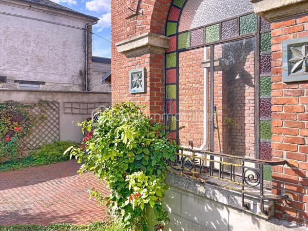 MAISON DE CARACTERE AVEC  JARDIN ET DÉPENDANCE

A seulement 2 h de Paris,  cette élégante MAISON BOURGEOISE  avec COMMODITES DE PLAIN PIED séduit immédiatement par son cachet, ses volumes généreux et le charme authentique de l’ancien parfaitement préservé : les moulures, parquets d’époque, cheminées en marbre et belles hauteurs sous plafond confèrent à l’ensemble une atmosphère raffinée et chaleureuse.

Idéalement conçue pour accueillir une grande famille, la propriété offre cinq chambres  et un bureau ainsi que de vastes espaces de vie et un agréable extérieur arboré, entièrement clos, permettant de profiter pleinement des beaux jours en toute intimité.

Le rez-de-chaussée dispose d'une grande entrée traversante , desservant une lumineuse pièce de réception de 43 m²  (un salon et d’une salle à manger avec cheminée à foyer ouvert ), une cuisine aménagée, une véranda avec climatisation réversible avec accès sur le jardin, ainsi qu’une chambre avec salle d’eau et toilettes attenants.

Le premier étage distribue trois belles chambres parquetées  et un bureau ainsi qu’une salle d’eau avec toilettes.
Au second étage, un grenier de plus de 30 m²  aménagé en salle de jeux ou espace détente,  et une chambre supplémentaire vient parfaire l’ensemble.

Cette  maison propose des espaces supplémentaires : cave avec chaufferie, lingerie, cave à vin et en rez de jardin une dépendance aménagée et chauffée offrant de nombreuses possibilités, ainsi qu'un atelier.

La terrasse vous permettra de profiter du jardin arboré et fleuri, entièrement clôturé, accessible par deux entrées indépendantes avec portails motorisés, et un bâtiment pourra vous servir de lieu de stockage ou garage.

A proximité immédiate des commerces, écoles et commodités de La Fère / Beautor, cette demeure bénéficie d’un emplacement pratique tout en offrant un cadre de vie privilégié.

Toiture en ardoises, menuiseries PVC double vitrage, vie de plain-pied, dépendance, beaux volumes et charme de l’ancien font de cette propriété un bien rare sur le secteur.

CONTACTEZ MOI POUR UNE VISITE