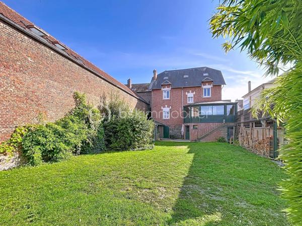 MAISON DE CARACTERE AVEC  JARDIN ET DÉPENDANCE

A seulement 2 h de Paris,  cette élégante MAISON BOURGEOISE  avec COMMODITES DE PLAIN PIED séduit immédiatement par son cachet, ses volumes généreux et le charme authentique de l’ancien parfaitement préservé : les moulures, parquets d’époque, cheminées en marbre et belles hauteurs sous plafond confèrent à l’ensemble une atmosphère raffinée et chaleureuse.

Idéalement conçue pour accueillir une grande famille, la propriété offre cinq chambres  et un bureau ainsi que de vastes espaces de vie et un agréable extérieur arboré, entièrement clos, permettant de profiter pleinement des beaux jours en toute intimité.

Le rez-de-chaussée dispose d'une grande entrée traversante , desservant une lumineuse pièce de réception de 43 m²  (un salon et d’une salle à manger avec cheminée à foyer ouvert ), une cuisine aménagée, une véranda avec climatisation réversible avec accès sur le jardin, ainsi qu’une chambre avec salle d’eau et toilettes attenants.

Le premier étage distribue trois belles chambres parquetées  et un bureau ainsi qu’une salle d’eau avec toilettes.
Au second étage, un grenier de plus de 30 m²  aménagé en salle de jeux ou espace détente,  et une chambre supplémentaire vient parfaire l’ensemble.

Cette  maison propose des espaces supplémentaires : cave avec chaufferie, lingerie, cave à vin et en rez de jardin une dépendance aménagée et chauffée offrant de nombreuses possibilités, ainsi qu'un atelier.

La terrasse vous permettra de profiter du jardin arboré et fleuri, entièrement clôturé, accessible par deux entrées indépendantes avec portails motorisés, et un bâtiment pourra vous servir de lieu de stockage ou garage.

A proximité immédiate des commerces, écoles et commodités de La Fère / Beautor, cette demeure bénéficie d’un emplacement pratique tout en offrant un cadre de vie privilégié.

Toiture en ardoises, menuiseries PVC double vitrage, vie de plain-pied, dépendance, beaux volumes et charme de l’ancien font de cette propriété un bien rare sur le secteur.

CONTACTEZ MOI POUR UNE VISITE