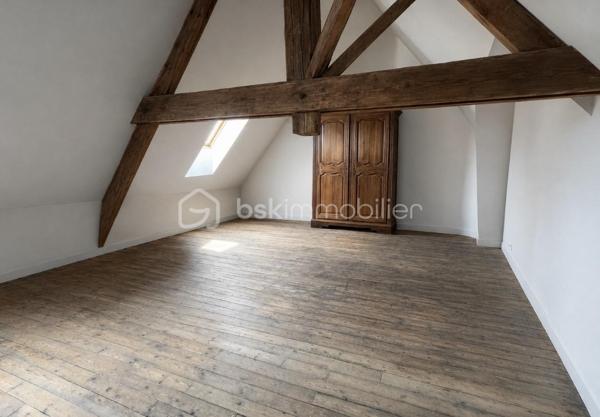 MAISON DE CARACTERE AVEC  JARDIN ET DÉPENDANCE

A seulement 2 h de Paris,  cette élégante MAISON BOURGEOISE  avec COMMODITES DE PLAIN PIED séduit immédiatement par son cachet, ses volumes généreux et le charme authentique de l’ancien parfaitement préservé : les moulures, parquets d’époque, cheminées en marbre et belles hauteurs sous plafond confèrent à l’ensemble une atmosphère raffinée et chaleureuse.

Idéalement conçue pour accueillir une grande famille, la propriété offre cinq chambres  et un bureau ainsi que de vastes espaces de vie et un agréable extérieur arboré, entièrement clos, permettant de profiter pleinement des beaux jours en toute intimité.

Le rez-de-chaussée dispose d'une grande entrée traversante , desservant une lumineuse pièce de réception de 43 m²  (un salon et d’une salle à manger avec cheminée à foyer ouvert ), une cuisine aménagée, une véranda avec climatisation réversible avec accès sur le jardin, ainsi qu’une chambre avec salle d’eau et toilettes attenants.

Le premier étage distribue trois belles chambres parquetées  et un bureau ainsi qu’une salle d’eau avec toilettes.
Au second étage, un grenier de plus de 30 m²  aménagé en salle de jeux ou espace détente,  et une chambre supplémentaire vient parfaire l’ensemble.

Cette  maison propose des espaces supplémentaires : cave avec chaufferie, lingerie, cave à vin et en rez de jardin une dépendance aménagée et chauffée offrant de nombreuses possibilités, ainsi qu'un atelier.

La terrasse vous permettra de profiter du jardin arboré et fleuri, entièrement clôturé, accessible par deux entrées indépendantes avec portails motorisés, et un bâtiment pourra vous servir de lieu de stockage ou garage.

A proximité immédiate des commerces, écoles et commodités de La Fère / Beautor, cette demeure bénéficie d’un emplacement pratique tout en offrant un cadre de vie privilégié.

Toiture en ardoises, menuiseries PVC double vitrage, vie de plain-pied, dépendance, beaux volumes et charme de l’ancien font de cette propriété un bien rare sur le secteur.

CONTACTEZ MOI POUR UNE VISITE