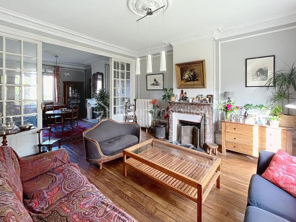 MAISON DE CARACTERE AVEC  JARDIN ET DÉPENDANCE

A seulement 2 h de Paris,  cette élégante MAISON BOURGEOISE  avec COMMODITES DE PLAIN PIED séduit immédiatement par son cachet, ses volumes généreux et le charme authentique de l’ancien parfaitement préservé : les moulures, parquets d’époque, cheminées en marbre et belles hauteurs sous plafond confèrent à l’ensemble une atmosphère raffinée et chaleureuse.

Idéalement conçue pour accueillir une grande famille, la propriété offre cinq chambres  et un bureau ainsi que de vastes espaces de vie et un agréable extérieur arboré, entièrement clos, permettant de profiter pleinement des beaux jours en toute intimité.

Le rez-de-chaussée dispose d'une grande entrée traversante , desservant une lumineuse pièce de réception de 43 m²  (un salon et d’une salle à manger avec cheminée à foyer ouvert ), une cuisine aménagée, une véranda avec climatisation réversible avec accès sur le jardin, ainsi qu’une chambre avec salle d’eau et toilettes attenants.

Le premier étage distribue trois belles chambres parquetées  et un bureau ainsi qu’une salle d’eau avec toilettes.
Au second étage, un grenier de plus de 30 m²  aménagé en salle de jeux ou espace détente,  et une chambre supplémentaire vient parfaire l’ensemble.

Cette  maison propose des espaces supplémentaires : cave avec chaufferie, lingerie, cave à vin et en rez de jardin une dépendance aménagée et chauffée offrant de nombreuses possibilités, ainsi qu'un atelier.

La terrasse vous permettra de profiter du jardin arboré et fleuri, entièrement clôturé, accessible par deux entrées indépendantes avec portails motorisés, et un bâtiment pourra vous servir de lieu de stockage ou garage.

A proximité immédiate des commerces, écoles et commodités de La Fère / Beautor, cette demeure bénéficie d’un emplacement pratique tout en offrant un cadre de vie privilégié.

Toiture en ardoises, menuiseries PVC double vitrage, vie de plain-pied, dépendance, beaux volumes et charme de l’ancien font de cette propriété un bien rare sur le secteur.

CONTACTEZ MOI POUR UNE VISITE